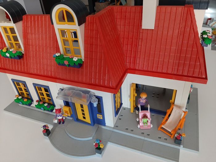 Playmobil très grande (et belle) maison fleurie à étage avec personnages et mobilier, décorations - photo numéro 10