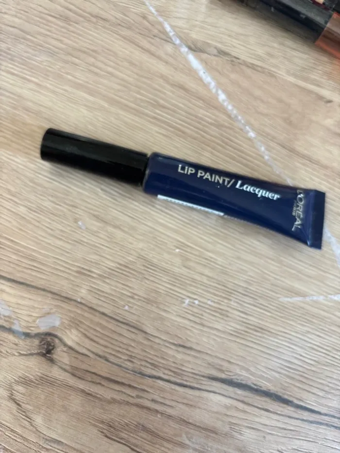 Rouge à lèvres bleu marine, L’Oréal Paris n° 181