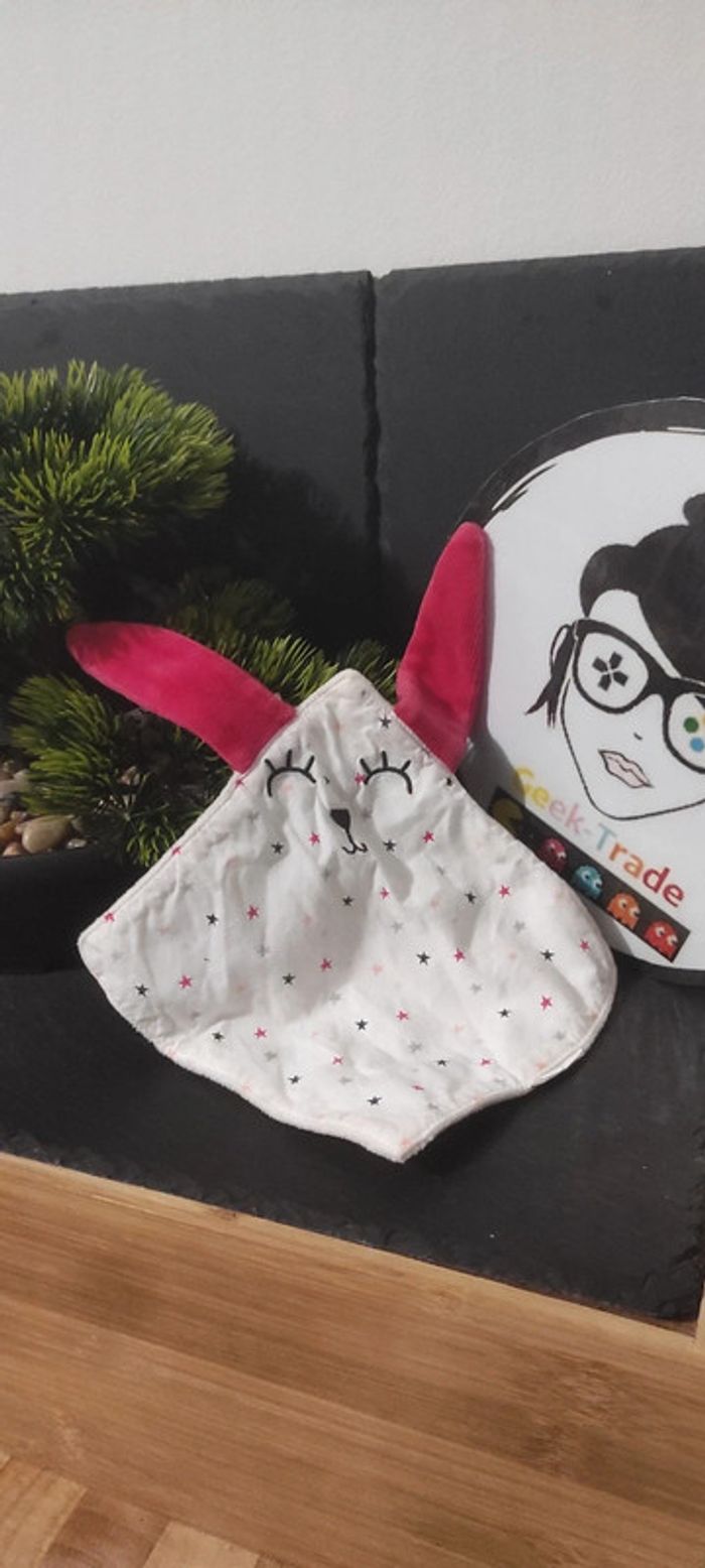 doudou losange lapin tao tape à l'oeil blanc rose etoiles gris noir yeux cils