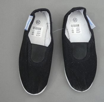 Chaussons noirs Taille 28 neufs