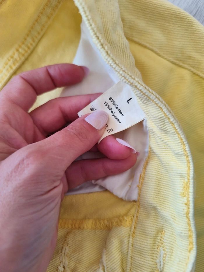 Short jaune - photo numéro 4