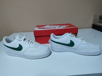 Nike blanches logo vert T45 – bon état