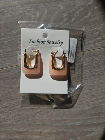 Boucles d'oreilles neuves rose et dorées