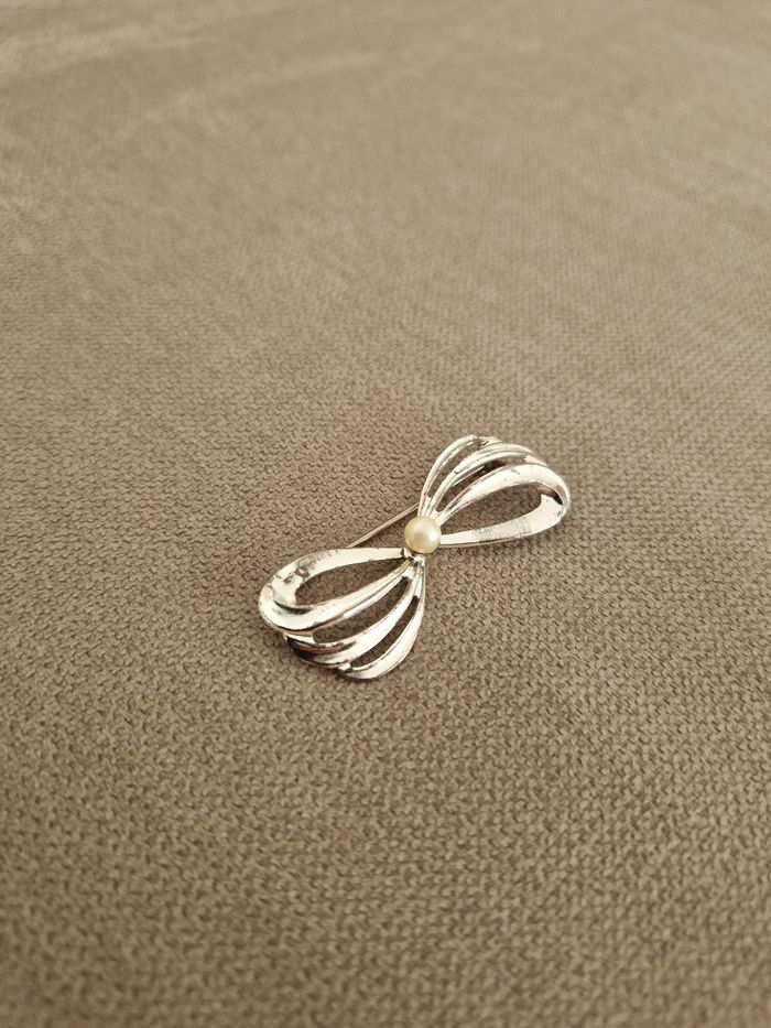 Broche argentée vintage avec sa perle - photo numéro 4