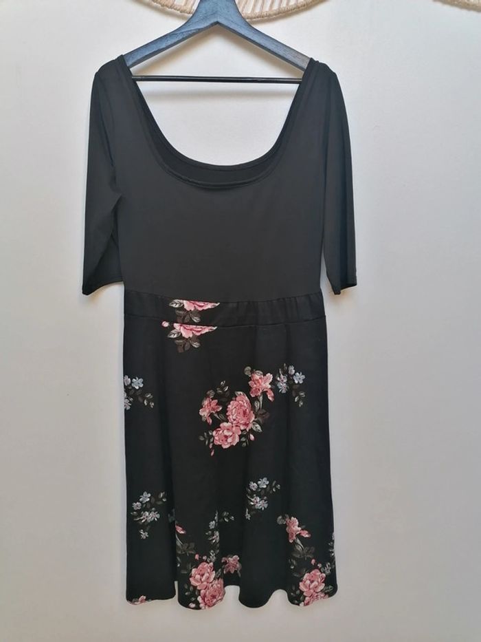 Robe noire à fleurs