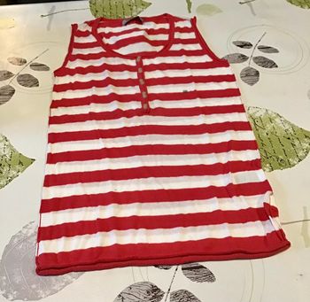 Petit pull sans manche rouge et blanc taille S de marque Tex