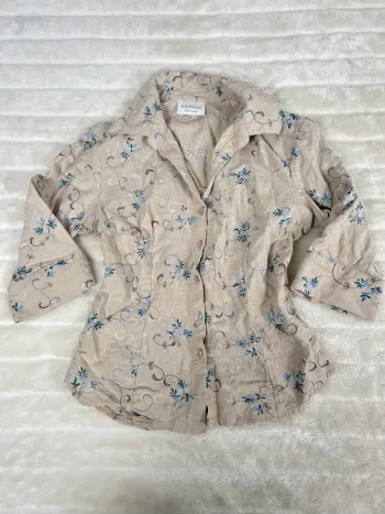 Chemise brodée bohème vintage en lin beige à fleurs bleues – taille 38 (M)