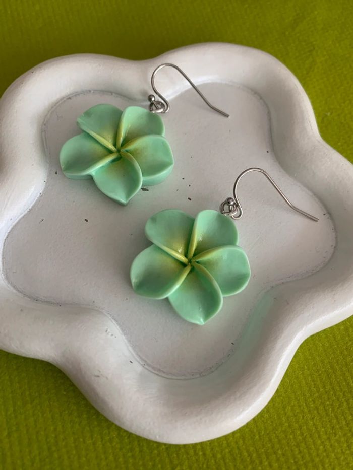 Boucles d’oreilles fleur d’hibiscus verte en résine - photo numéro 5
