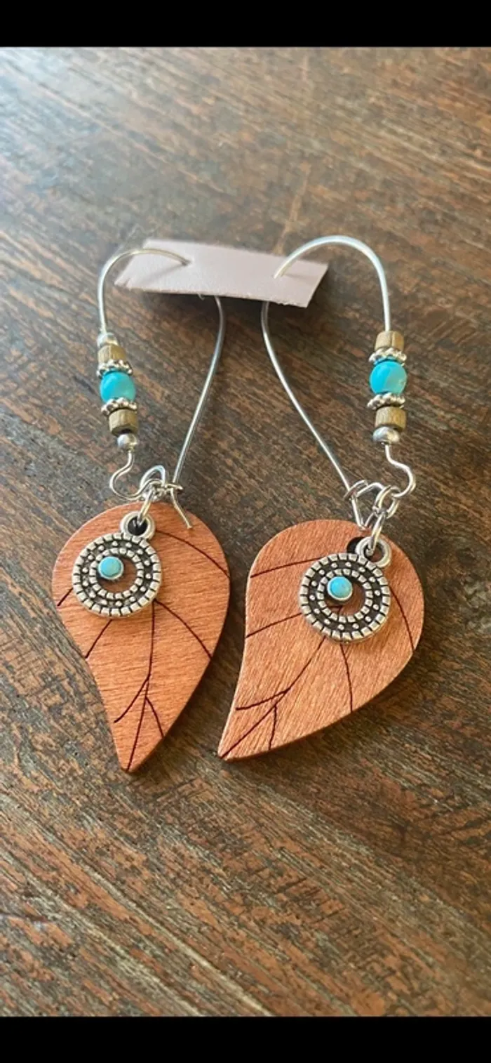 Magnifique paire de boucles d’oreilles avec feuilles, perles , rond et turquoise