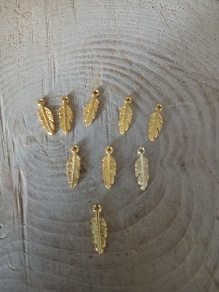 Lot de 22 breloques plumes doré