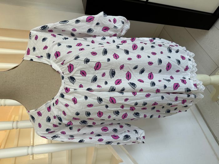 Blouse crème et rose à motifs bouches roses et yeux gris - photo numéro 2