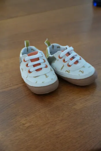Chaussures bébé imprimé dinosaures - semelle souple