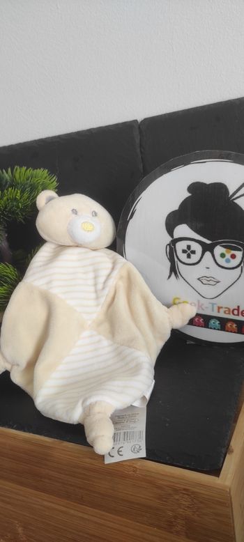 Doudou ours jaune beige rayé Tom et Kiddy gris blanc noeud losange Plat