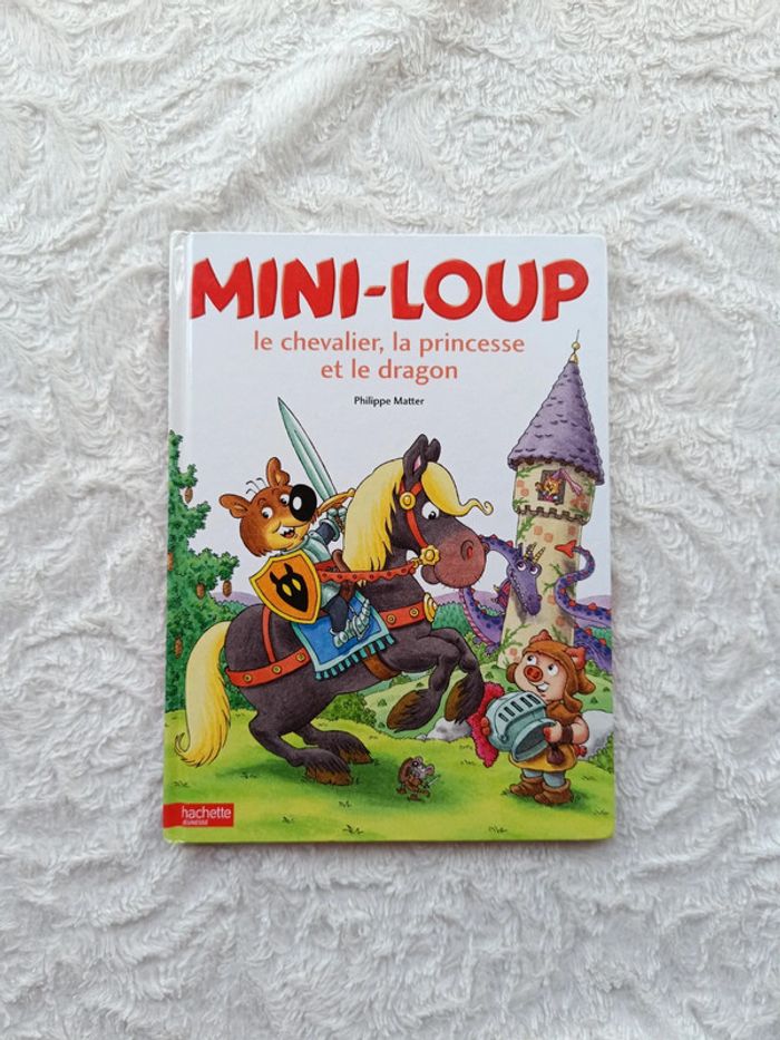 Livre Mini Loup le chevalier , la princesse et le dragon Numéro 26 hachette jeunesse