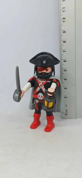 Homme pirate avec cape grise et bottes rouges playmobil