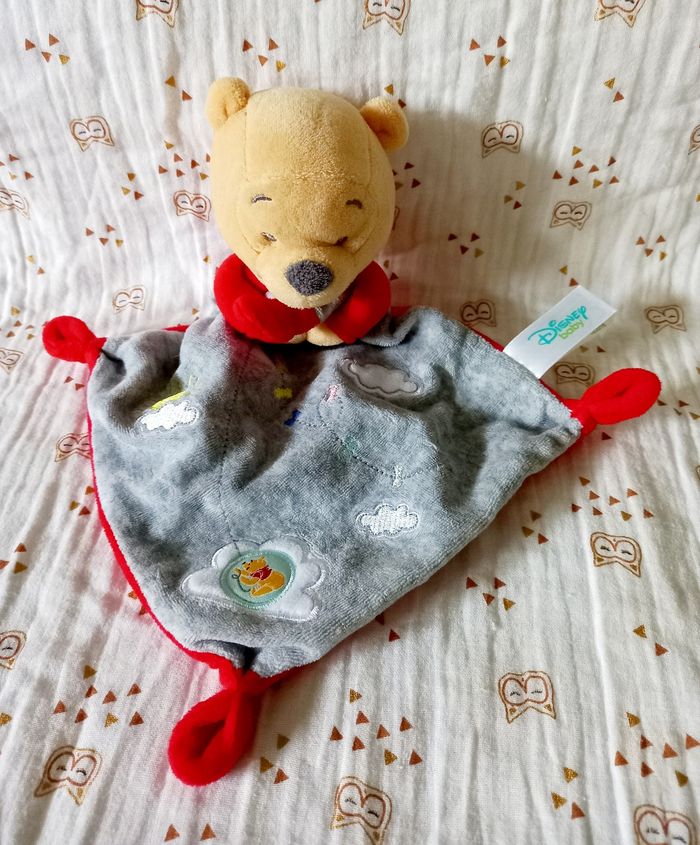 Doudou Winnie l'ourson gris rouge nuage Disney Baby