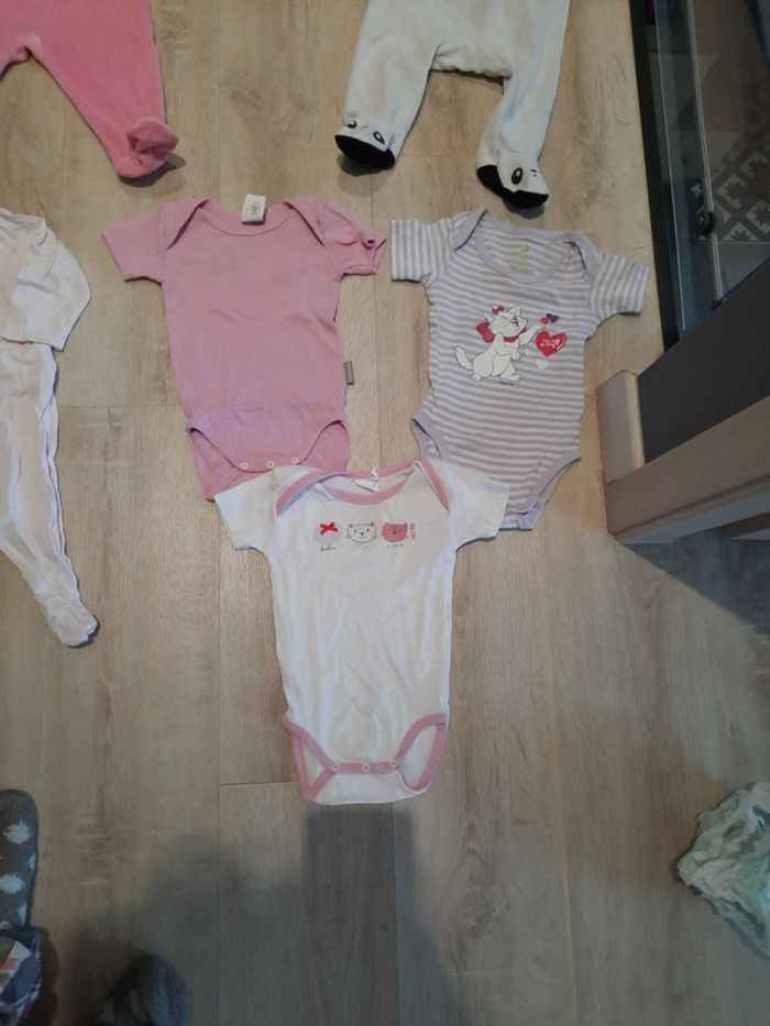 Lot 6 mois bodys et pyjama neuf et tbe - photo numéro 4