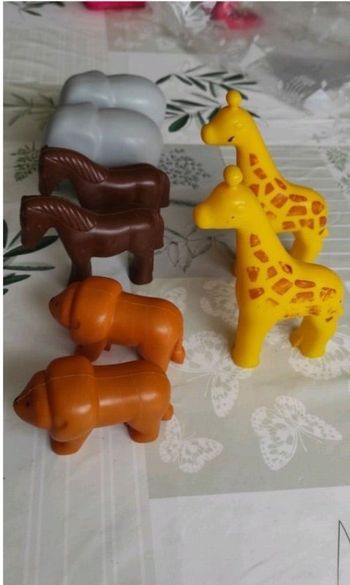 6 animaux en plastique