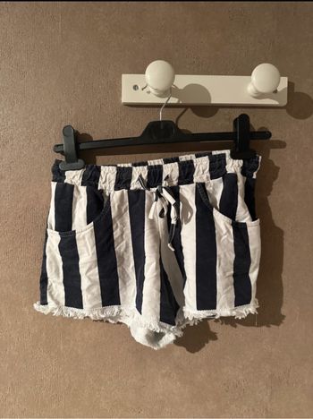 Short rayé bleu marine et blanc