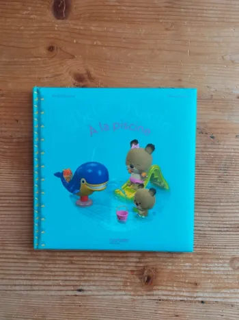 Livre bébé 1 an – Bébé Koala à la piscine – Hachette enfants