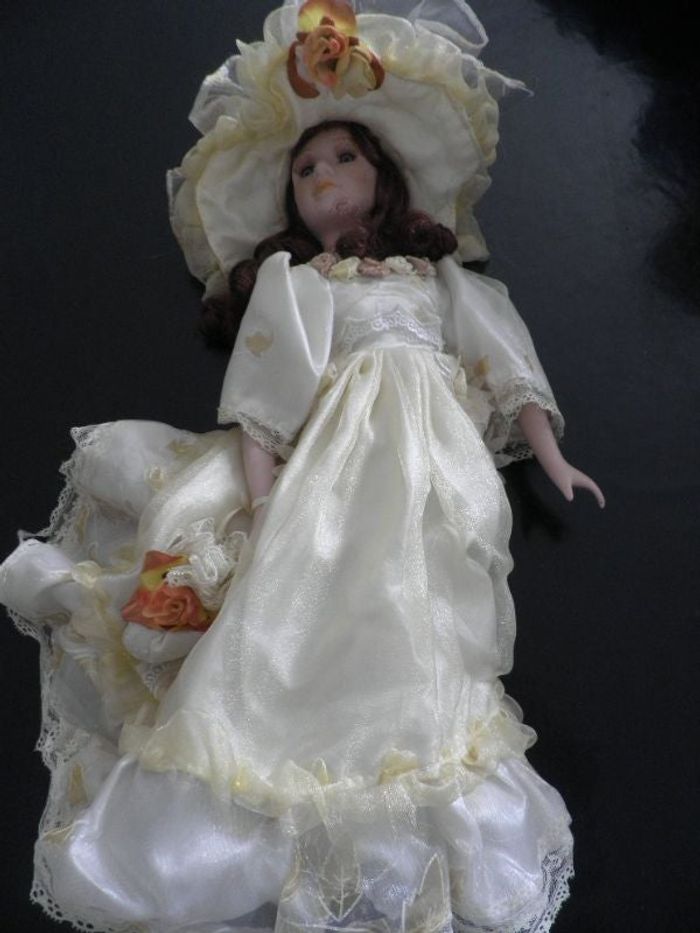poupée porcelaine