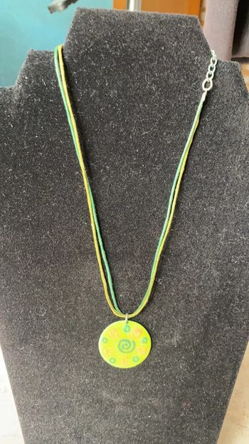 Collier fantaisie avec pendentif et chaîne réglable vert