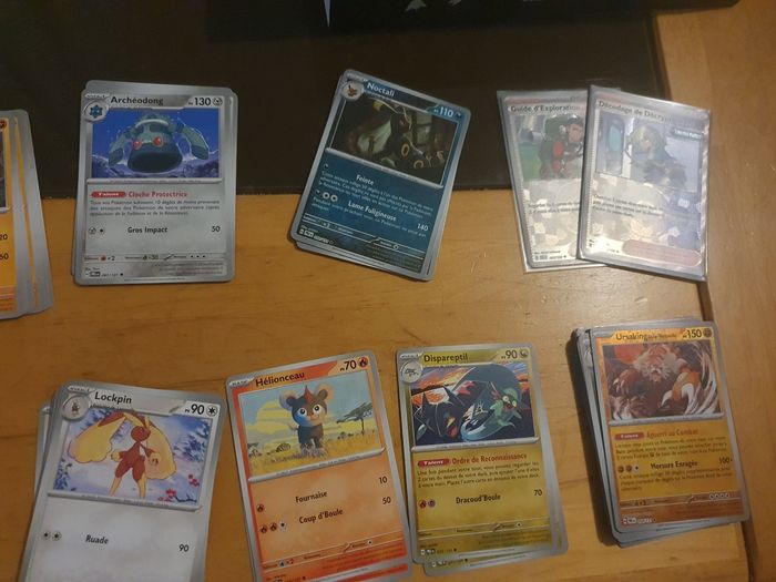 Lot 115 cartes Pokémon + boîte surprise (vide) évolution prismatique - photo numéro 2