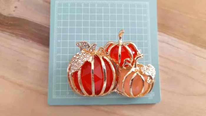 Broche citrouilles neuve - photo numéro 3