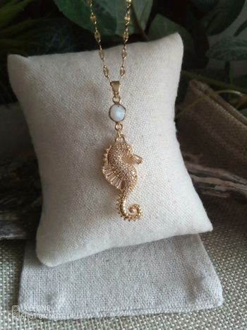 Collier pierre de lune et hyppocampe