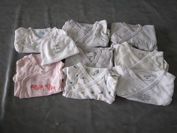 Lot de 8 bodys 1 mois et un bonnet