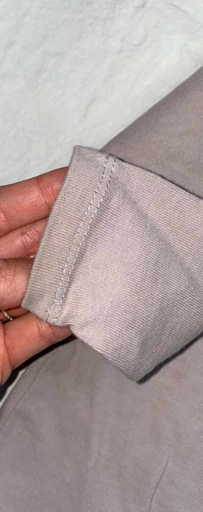 tshirt Bonnet à Pompon assez épais 18 mois petite trace bas de la manche valeur 36 euros - photo numéro 3