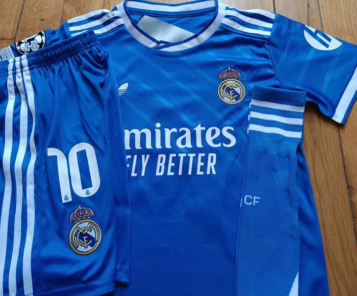 Maillot taille 14 ans  tenue Mbappe Real de Madrid bleu extérieur - photo numéro 3