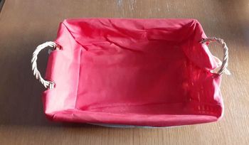 Corbeille en osier, avec tissu rouge