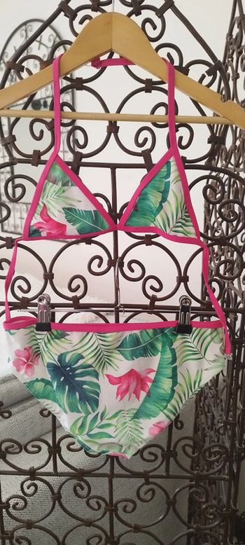 Maillot de bain très bon état. Taille 11-12 ans