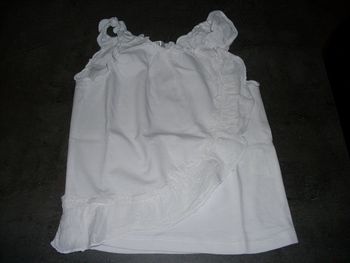 haut blanc kitchoun 9 mois en très bon état