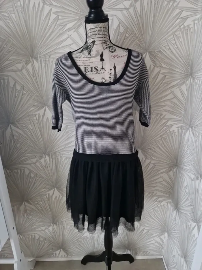 Jolie robe rayée + tulle en bas Naf Naf taille 38