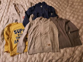 Lot de gilets et un sweat 8 ans