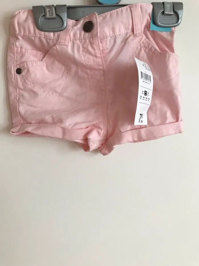 Short neuf avec etiquettes 6  mois