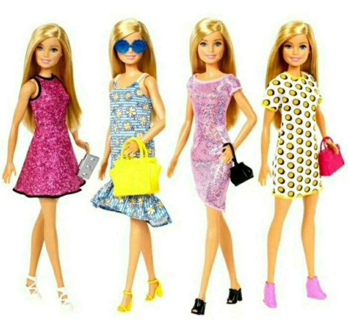 Barbie coffret avec 4 tenues complètes Mattel - photo numéro 5