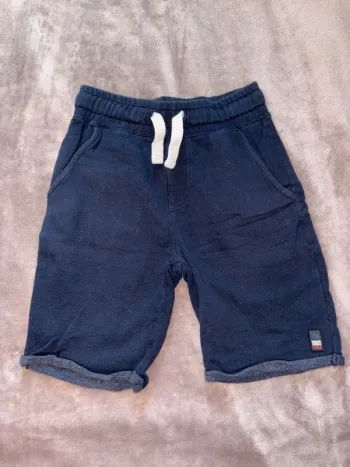 Short bermuda Hero seven garçon taille 12 ans en bon état couleur bleu marine.
