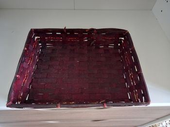 Corbeille en osier rectangulaire bordeaux sans marque