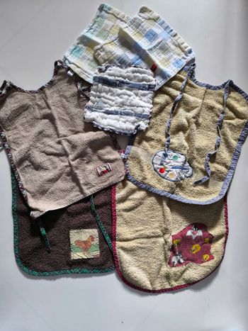 Lot de 4 bavoirs faits main et 3 carrés en coton en très bon état 