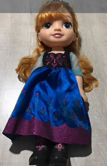Grande poupée anna reine des neuges