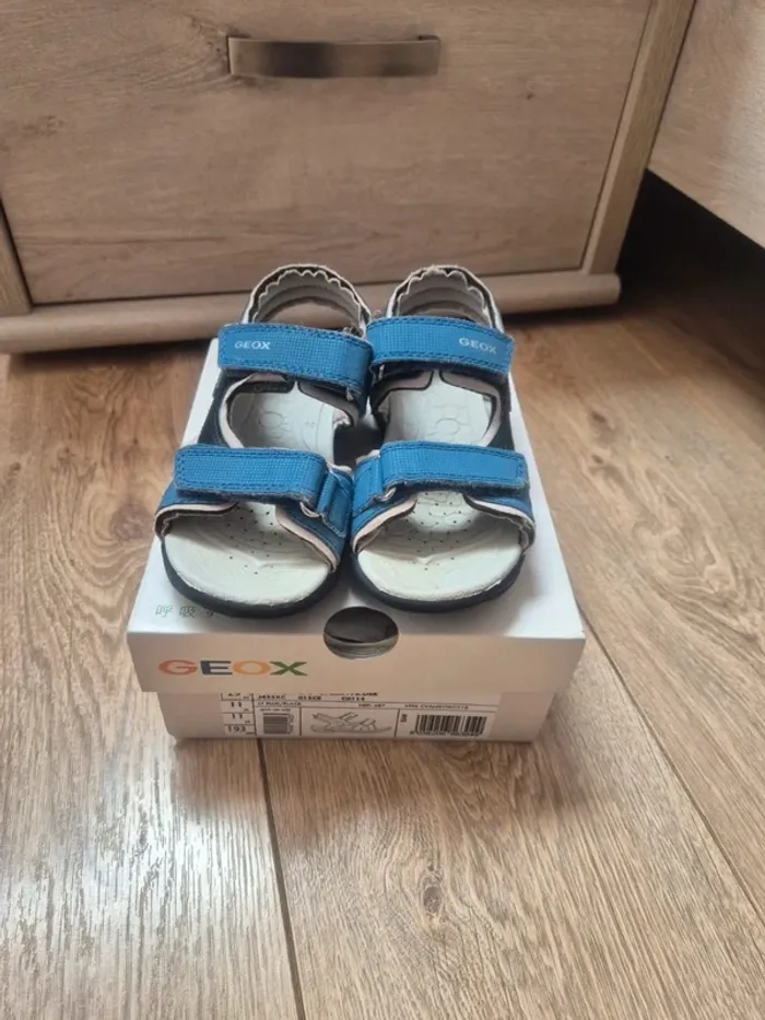 Chaussures sandales / nu-pieds Geox bleues pointure 29 en excellent état - photo numéro 2