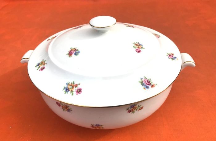 Ancienne soupière  P.N France  Porcelaine blanche liseré or à décor brassées de fleurs - photo numéro 2
