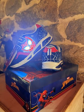 Basket Spiderman lumineux T28