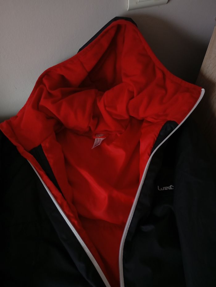 Coupe-vent blouson avec capuche.Taille S .Mixte . Decathlon ..Polyester.Noir et rouge . État neuf . - photo numéro 7