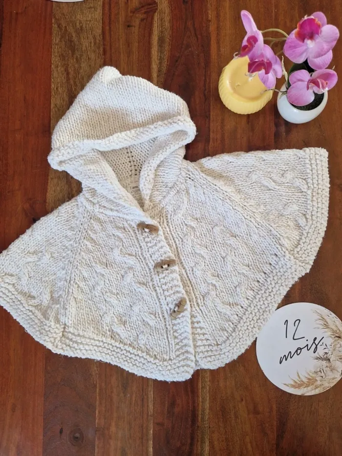Poncho style tricot avec fil lurex doré avec capuche