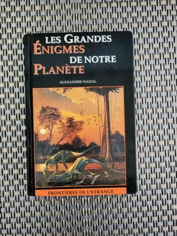 Livre Les  grandes énigmes  de notre  planète  d'Alexandre  Nadal  en  très bon  état.