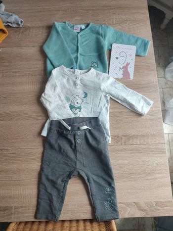 Ensemble pantalon veste et tee-shirt de chez Orchestra en 9 mois.